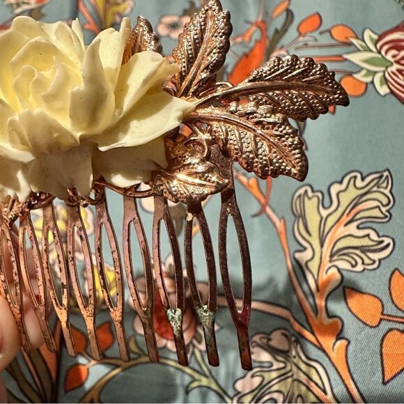 Ivory Rose Hair Comb - Picture 5 of 7